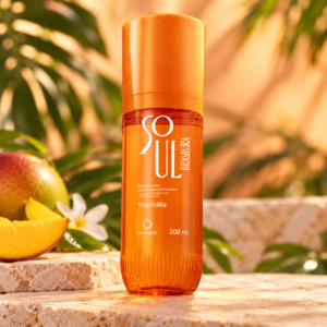 Frasco naranja de Body Splash Tropicália Soul Brasileira de Hinode, 200 ml, con fondo tropical.